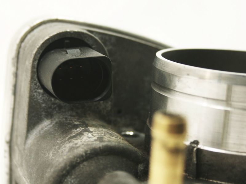 Throttle Body 04-05 VW Jetta MK4 Beetle 2.0 Genuine - 06A 133 062 S