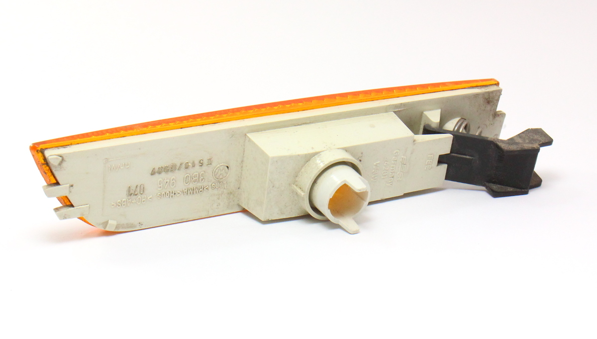 LH Front Bumper Side Marker Light 01-05 VW Passat B5.5 - Genuine - 3B0 945 071