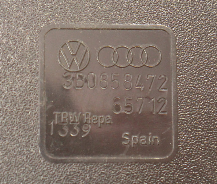 RH Front Seat Belt Receiver Buckle 98-01 VW Passat B5 Seatbelt - 3B0 858 472