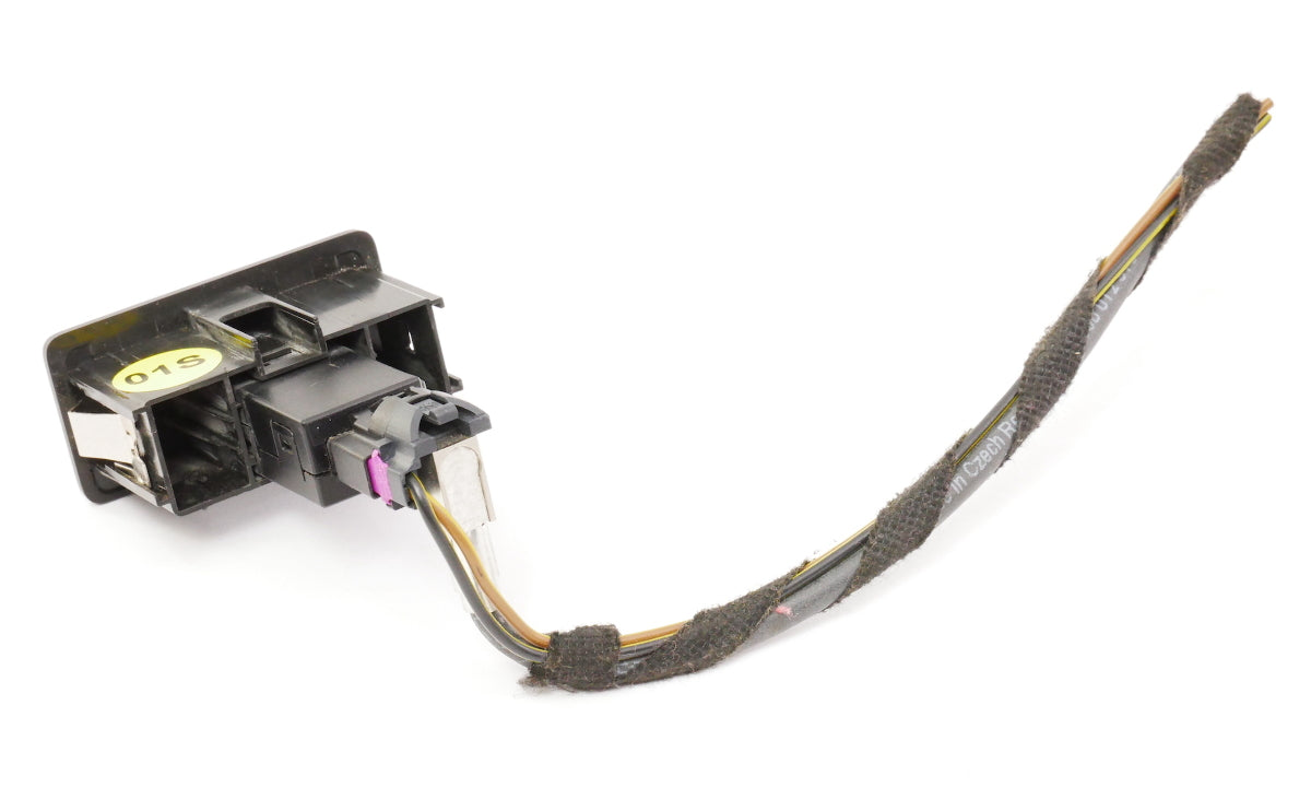 USB Port Connector 16-18 VW Jetta MK6 - Genuine - 3G0 035 222 C