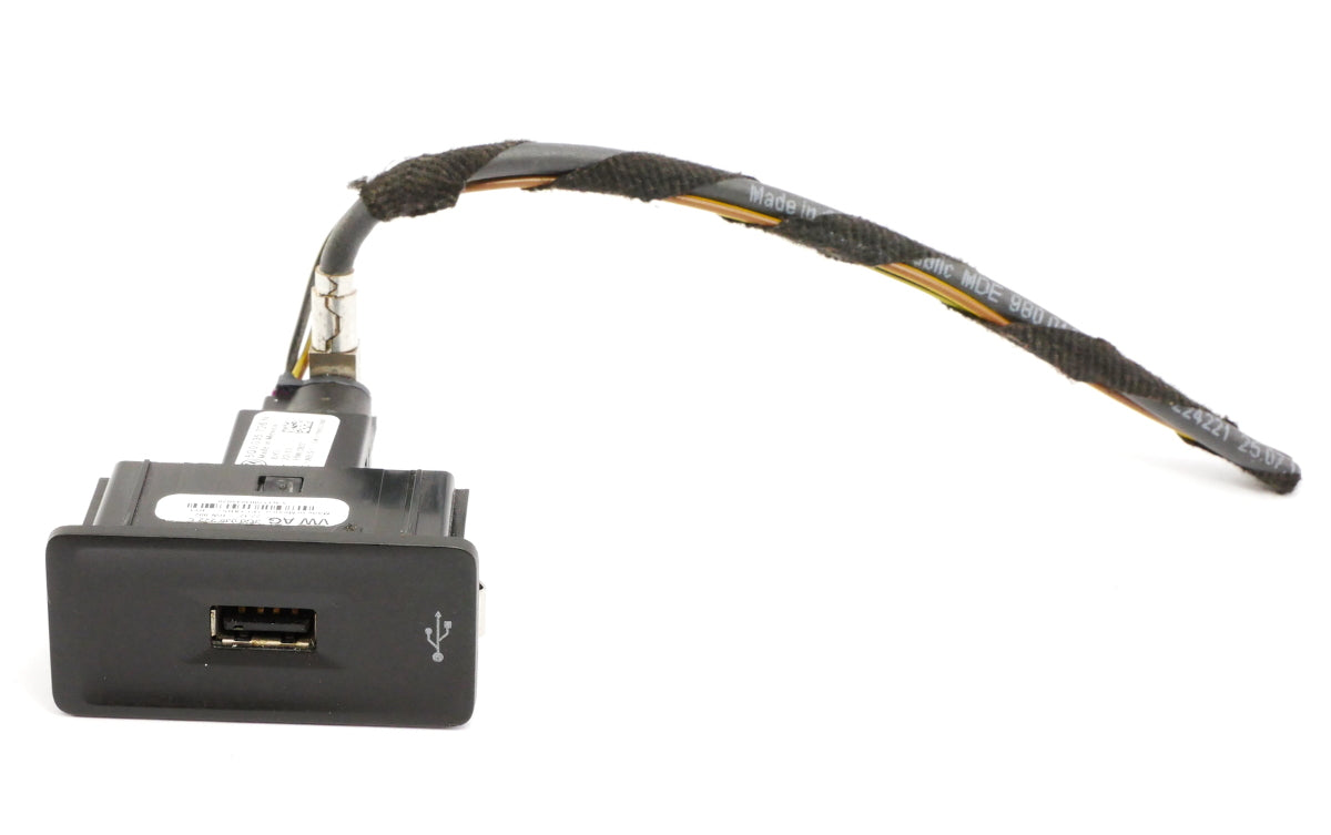 USB Port Connector 16-18 VW Jetta MK6 - Genuine - 3G0 035 222 C