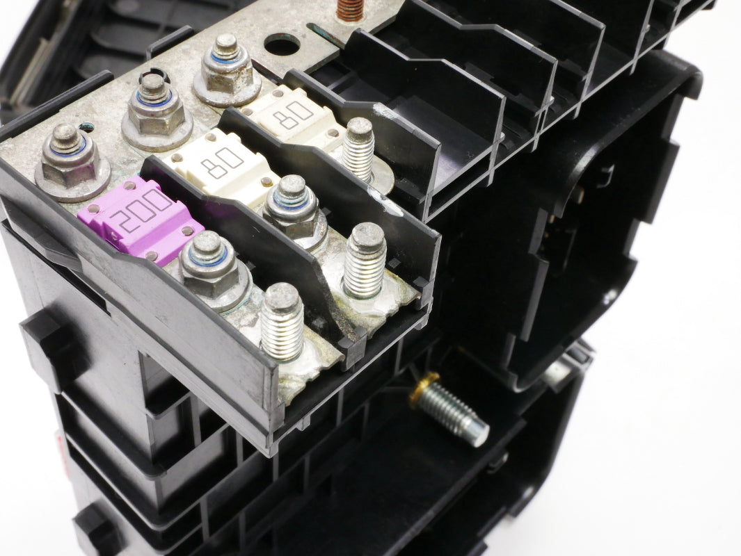 Fuse Relay Block 2005 VW Jetta MK5 2.5 Under Hood Engine Bay Box - 1K0 937 124 K