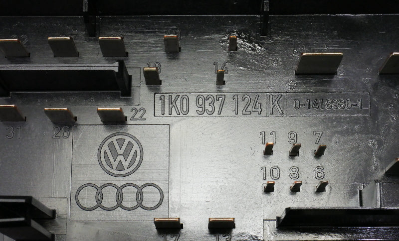 Fuse Relay Block 2005 VW Jetta MK5 2.5 Under Hood Engine Bay Box - 1K0 937 124 K