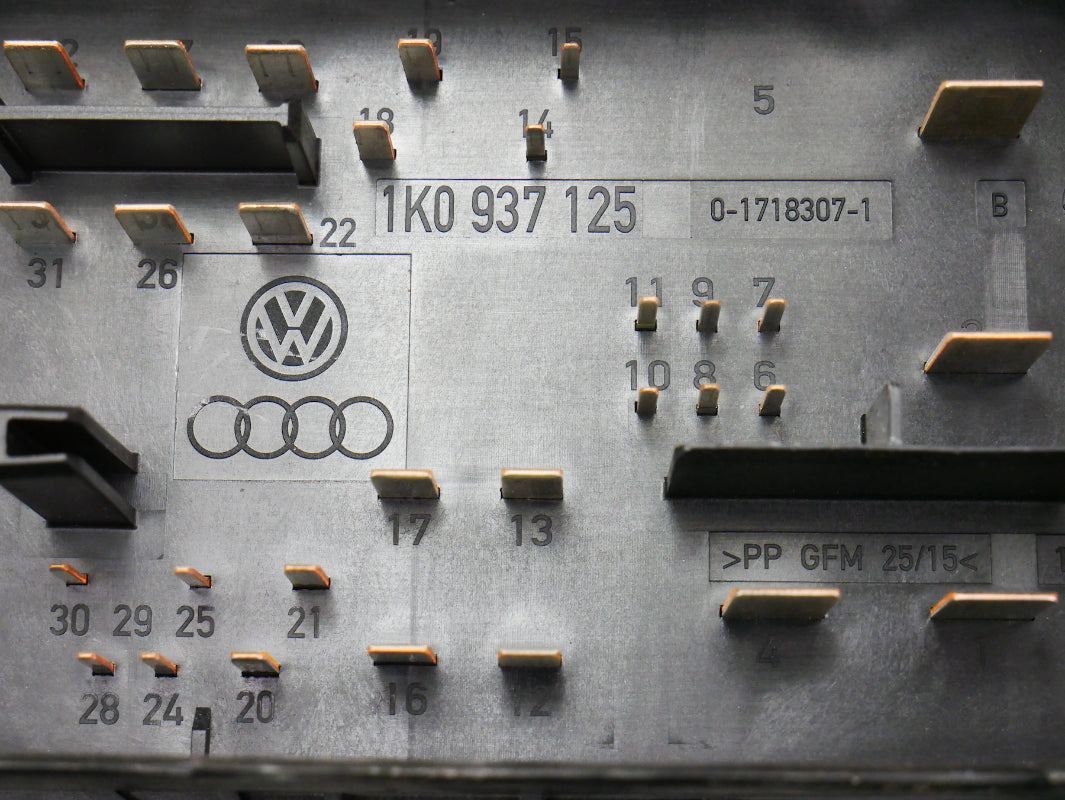 Fuse Relay Block 2006 VW Jetta MK5 2.5 Under Hood Engine Bay Box - 1K0 937 125