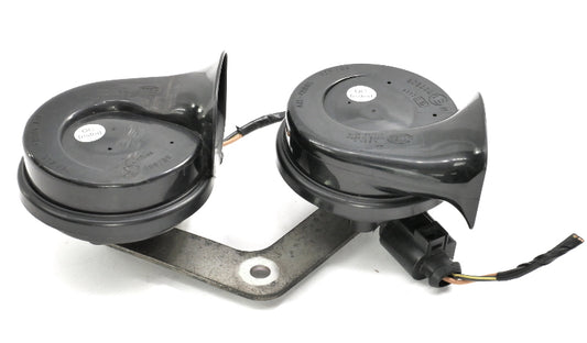 Hella High & Low Tone Horn Set 01-10 VW Beetle - Plugs & Bracket - 1C0 951 223