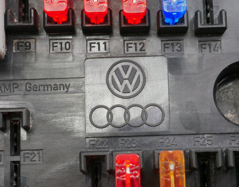 Fuse Relay Block 2008 VW R32 MK5 3.2 Under Hood Engine Bay Box - 1K0 937 132 F